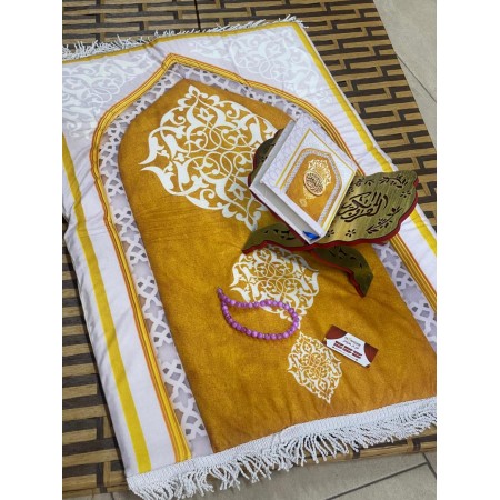 طقم سجادة صلاة مبطن مع قران ومسحبة واذكار بكج طقم سجادة صلاة مبطن مع قران ومسحبة واذكار بكج