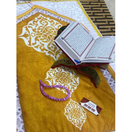 طقم سجادة صلاة مبطن مع قران ومسحبة واذكار بكج طقم سجادة صلاة مبطن مع قران ومسحبة واذكار بكج