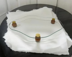 ستاند ديكور زجاج مع 3 ارجل خشب بامبو