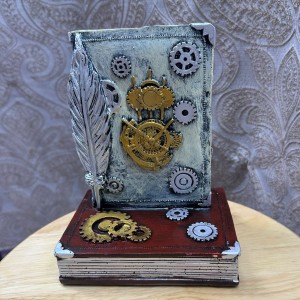 فازه شكل كتاب ديكور مع ريشة سميت فازه شكل كتاب ديكور مع ريشة سميت