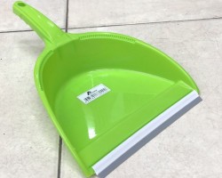 مجرود بلاستيك مع مكنسة صغيرة