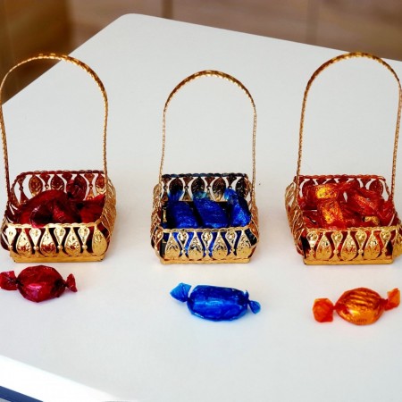 حمالة فناجين قهوة - مضيفة تمر - تمرية مذهب بيوتر مع أرضية زجاج مدور ومربع عرض 