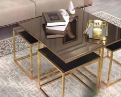 طاولة وسط بيتزا 75 × 75 سم  مع اربعة اسكملات معدن بيوتر مذهب مع سطح زجاج سكوريت اسود