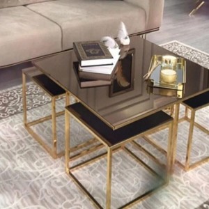 طاولة وسط بيتزا 75 × 75 سم  مع اربعة اسكملات معدن بيوتر مذهب مع سطح زجاج سكوريت اسود