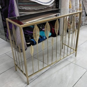 قنصل معدن مذهب عمدان مع رمح في اعلاه - وجه مرآه مع خشب - 3 وجوه جانبية قنصل معدن مذهب عمدان مع رمح في اعلاه - وجه مرآه مع خشب - 3 وجوه جانبية