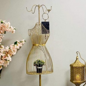 ملكان ذهبي مع شماعة شكل عروس