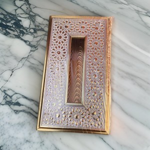 علبة محارم مستطيل فضي مورد لون ذهبي نافر واطراف ذهبي اكريليك علبة محارم مستطيل فضي مورد لون ذهبي نافر واطراف ذهبي اكريليك