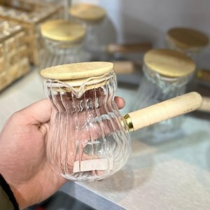 غلاية قهوة زجاج بايركس محزز مع يد وغطاء بامبو غلاية قهوة زجاج بايركس محزز مع يد وغطاء بامبو