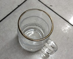 طقم كاسات شاي زجاج قاع مبزر نافر مع يد مستطيل وحيف ذهبي ١٢ كاسة KX2242 A 