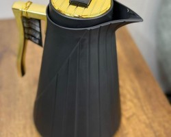 دلة ثيرموس قهوة اسود مذهب كاروهات عمودية مع مثلث في الخلف كبسة مستطيل في الأعلى تيرموس قهوة 1 لتر I82407-1.0-L-BL دلة ثيرموس قهوة اسود مذهب كاروهات عمودية مع مثلث في الخلف كبسة مستطيل في الأعلى تيرموس قهوة 1 لتر I82407-1.0-L-BL