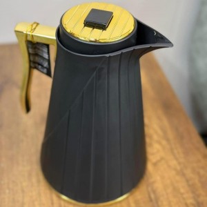 دلة ثيرموس قهوة اسود مذهب كاروهات عمودية مع مثلث في الخلف كبسة مستطيل في الأعلى تيرموس قهوة 1 لتر I82407-1.0-L-BL