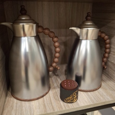 طقم ثيرموس قهوه ٧٠٠ مل + ١ لتر اوفوايت / اسود سادة يد مسبحه وقاعدة اسود / مذهب طقم ثيرموس قهوه ٧٠٠ مل + ١ لتر اوفوايت / اسود سادة يد مسبحه وقاعدة اسود / مذهب