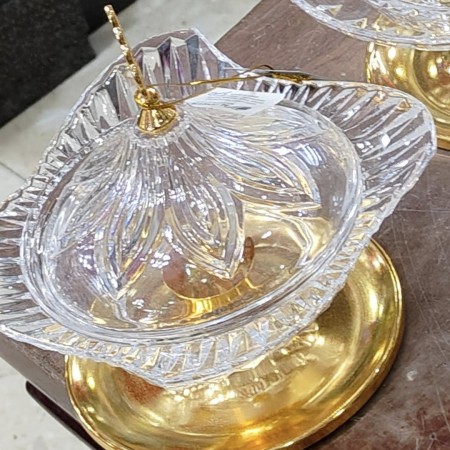 علبة نفضيل كاندي كعك تمرية زجاج مع رجل مذهب وغطاء اكريليك