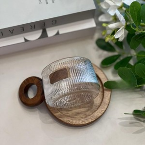 ماج زجاج شفاف محزز مع يد و صحن خشب