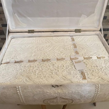  شرشف عرايسي 4 قطع دانتيل Joelle علبة خشبية مخمل