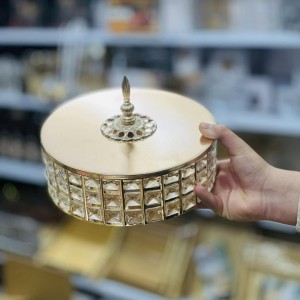 مضيفة معدن بيوتر مذهب مدور مرصع كريستال شكل مربعات مع غطا مضيفة معدن بيوتر مذهب مدور مرصع كريستال شكل مربعات مع غطا