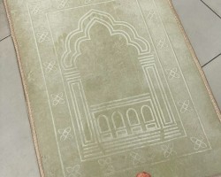 سجادة صلاة مخمل سادة مبطن طبيه مع ارضية لاصقة / مصليه طبية