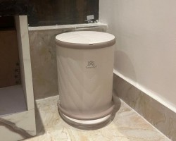 سلة مهملات رمدور غطاء محزز ودعسة كبيرة مدورة ملون سلة مهملات رمدور غطاء محزز ودعسة كبيرة مدورة ملون