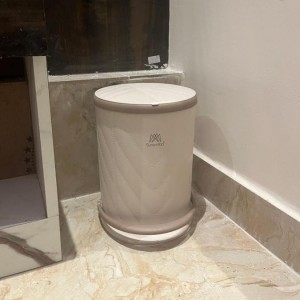 سلة مهملات رمدور غطاء محزز ودعسة كبيرة مدورة ملون سلة مهملات رمدور غطاء محزز ودعسة كبيرة مدورة ملون