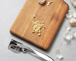 هراسة ثوم + زيتون معدن وسط هراسة ثوم + زيتون معدن وسط