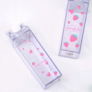 علبة عصائر بلاستيك اكريليك شفاف مرسم فراولة مع غطاء شكل علبة حليب علبة عصائر بلاستيك اكريليك شفاف مرسم فراولة مع غطاء شكل علبة حليب