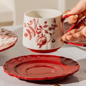 ماغ مع صحن مرسم عرق ورد لون احمر