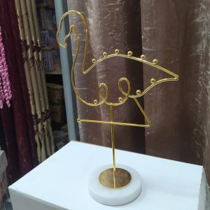 حماله فلامينجو مذهب 19 × 9.7 × 32.5 سم