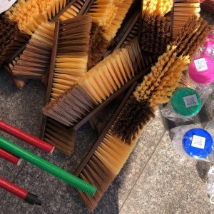 مكنسة خشن - وسط طويل مع عصا خشب مكنسة خشن - وسط طويل مع عصا خشب