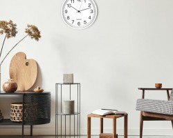 ساعة حائط ابيض دائرية مع ارقام انجليزية كبيرة اسود 50 سم