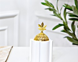 مبخرة جبص ابيض محزز غطاء قبة ذهبي ورقة  8 سم اعمدة