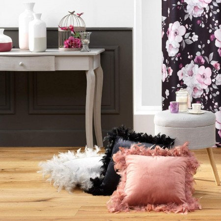 قرنة ديكور مربعة 45 × 45 سم مخمل اطراف ريش قرنة ديكور مربعة 45 × 45 سم مخمل اطراف ريش