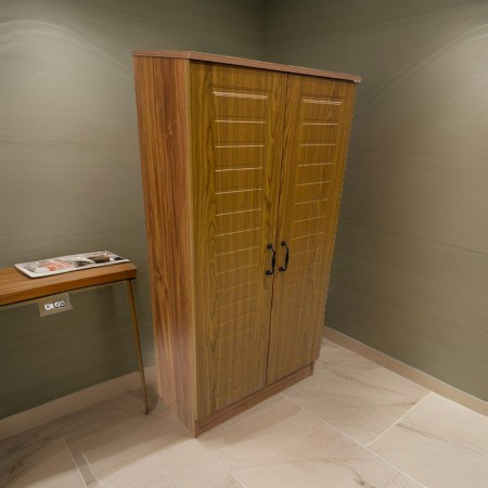 خزانة احذية خشب بابين شفط 6 رفوف لون خشبي خزانة احذية خشب بابين شفط 6 رفوف لون خشبي