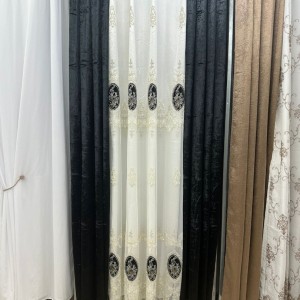 ستائر تتيوس لون  اسود