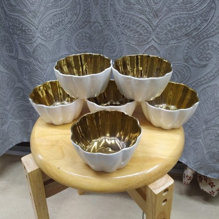 طقم صحون مكسرات 6 قطع بورسلان كريمي محزز شككل وردة وجه ذهبي لميع JC244-5 طقم صحون مكسرات 6 قطع بورسلان كريمي محزز شككل وردة وجه ذهبي لميع JC244-5