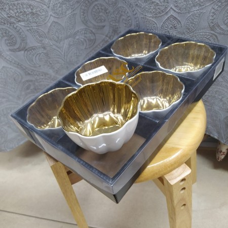 طقم صحون مكسرات 6 قطع بورسلان كريمي محزز شككل وردة وجه ذهبي لميع JC244-5 طقم صحون مكسرات 6 قطع بورسلان كريمي محزز شككل وردة وجه ذهبي لميع JC244-5