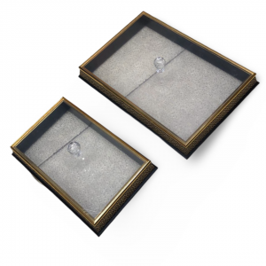 طقم مضايف بيوتر ذهبي مع غطاء شفاف منقش