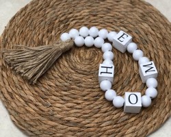 مسبحة ديكور خرز مكرميه 30 سم مع كلمة المنزل - HOME لون ابيض مسبحة ديكور خرز مكرميه 30 سم مع كلمة المنزل - HOME لون ابيض