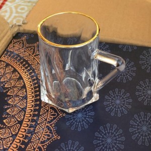 طقم كاسات شاي محزز ذهبي يد مثلث 12 كاسة