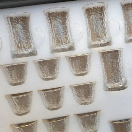 طقم كاسات شاي وفناجين قهوه مع استكانات زجاج محزز مع حيف ذهبي 36 قطعه طقم كاسات شاي وفناجين قهوه مع استكانات زجاج محزز مع حيف ذهبي 36 قطعه