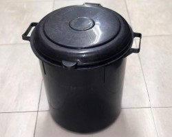 سطل مهملات بلاستيك اسود كبير مع غطا 60-70 لتر