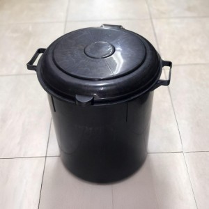 سطل مهملات بلاستيك اسود كبير مع غطا 60-70 لتر
