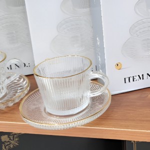 طقم فناجين / كاسات شاي 6 قطع زجاج محزز بيد حز ذهبي مع  6 صحون استكانة