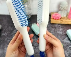 فرشاة - مشاطة شعر سحب بلاستيك ملون مع دائرة