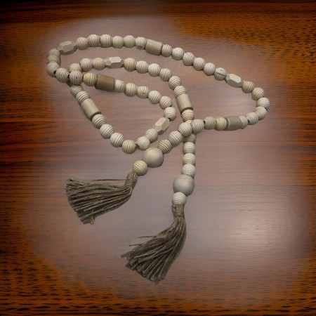 مسبحة ديكور خرز مكرميه بيج طول 1.5 متر مزخرف كبير