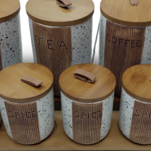 طقم سكريات بهارات بورسلان ابيض منقط سكني محزز طولي مع ستاند بامبو 7 قطع