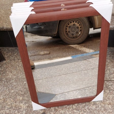 مراة مستطيل باطار بلاستيكي لون خشبي مقاس 35 * 45 سم