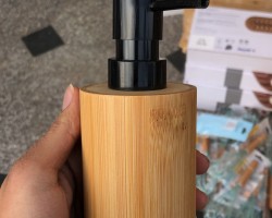 علبة صابون سائل خشب بامبو مع غطاء بلاستيكي لون اسود