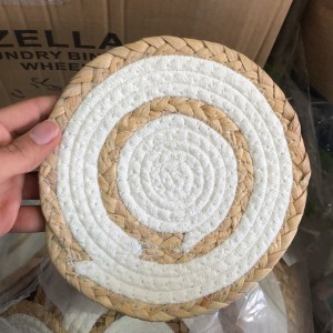 كوستر خيش مجدول مع لباد ابيض شكل مدور قطر 18 سم  