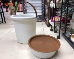 سطل / دلو ماء بلاستيك 15لتر يد بلاستيك مع لجن بغطاء كبير