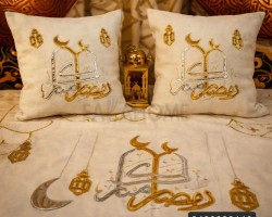 رنر - بيرو - شرشف طاولة وسط رمضان 130 × 45 سم مع وجهين قرن تطريز ذهبي 45 × 45 سم